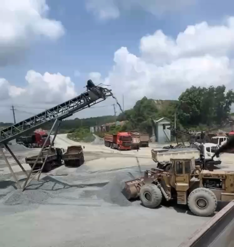 Cánh tài xế xếp hàng chờ múc đá mà sản xuất không 