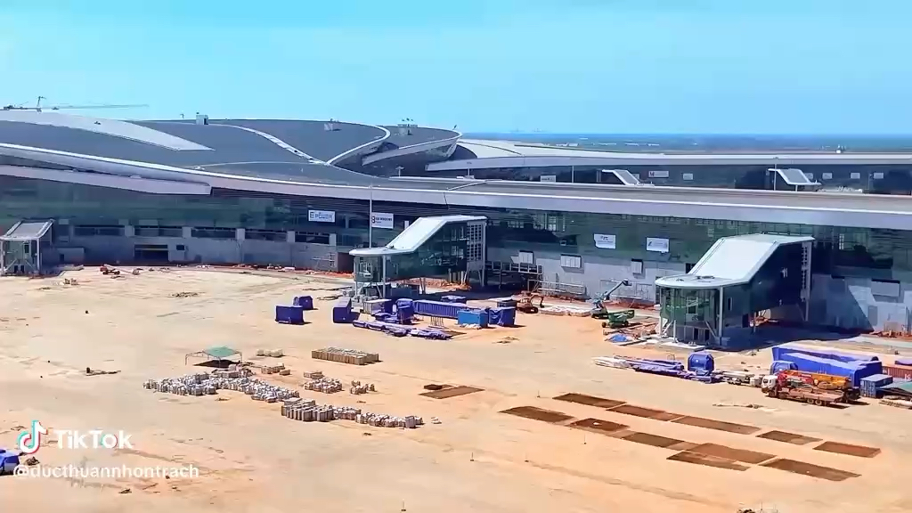 Hơn 170.000 khách qua sân bay Tân Sơn Nhất mùng 4 