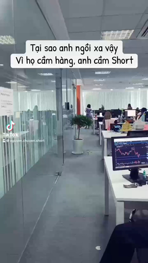 Vì họ cầm hàng, anh cầm short