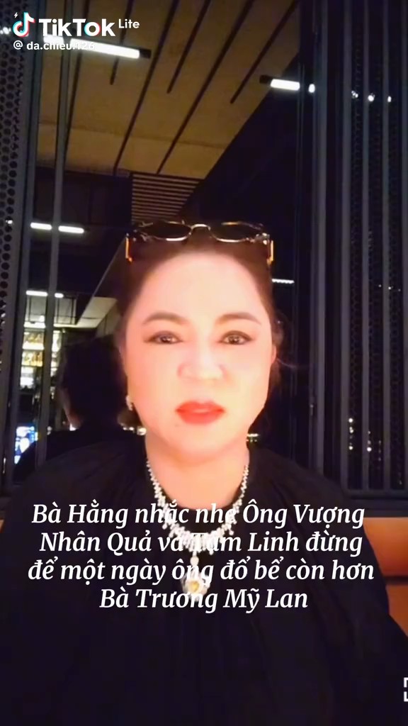 Cổ đông anh đại 
Một là bạch tuộc trắng 
Bạch tuộc