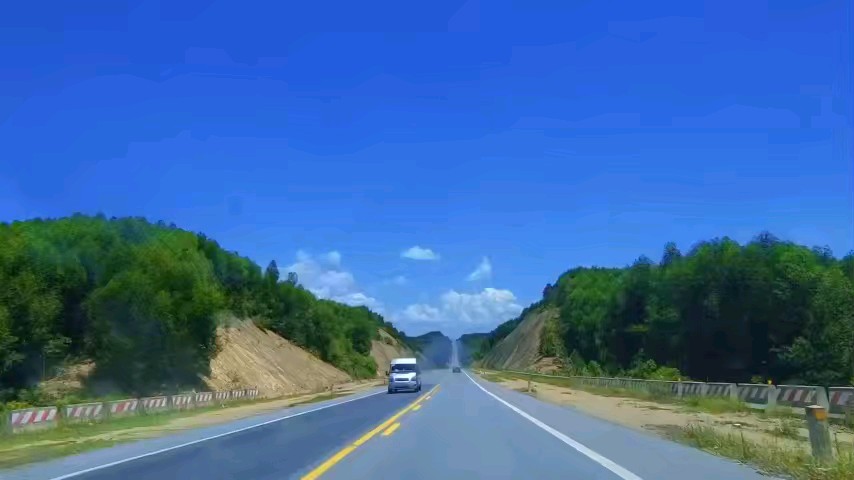 Hành quân
Ta lại hành quân
Núi sông nâng bước đôi 