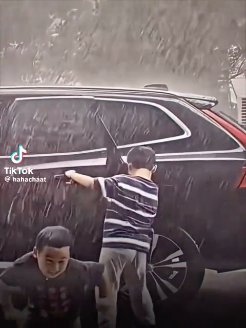 Lên nhanh lên coi chừng khoá trần   