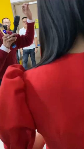 Ông già Noel Cục chất - cầm bao tiền phát quà  thô