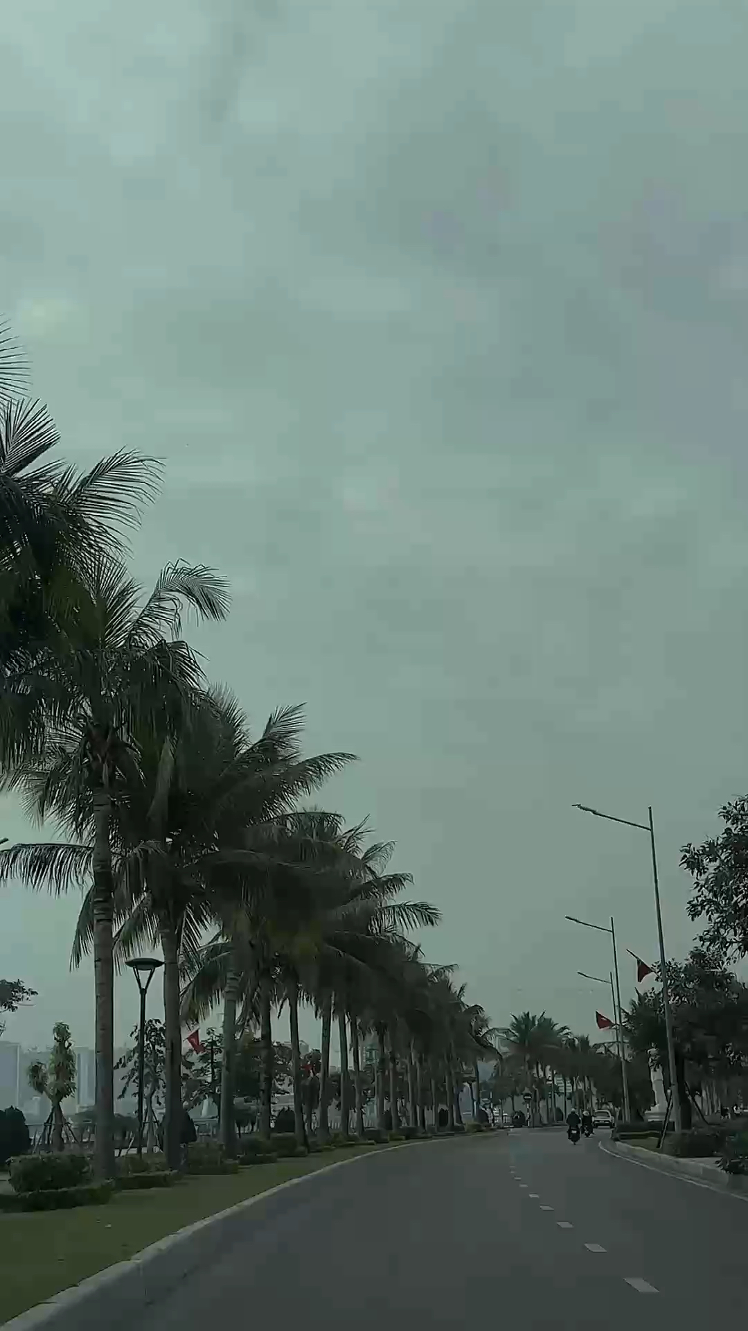 - 
".. bên anh đã tạnh chưa?
trời bên em vẫn mưa

