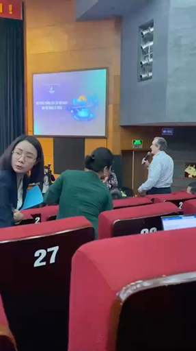 Cổ đông hỏi có thể dịch ra như thế này

Tôi muốn b